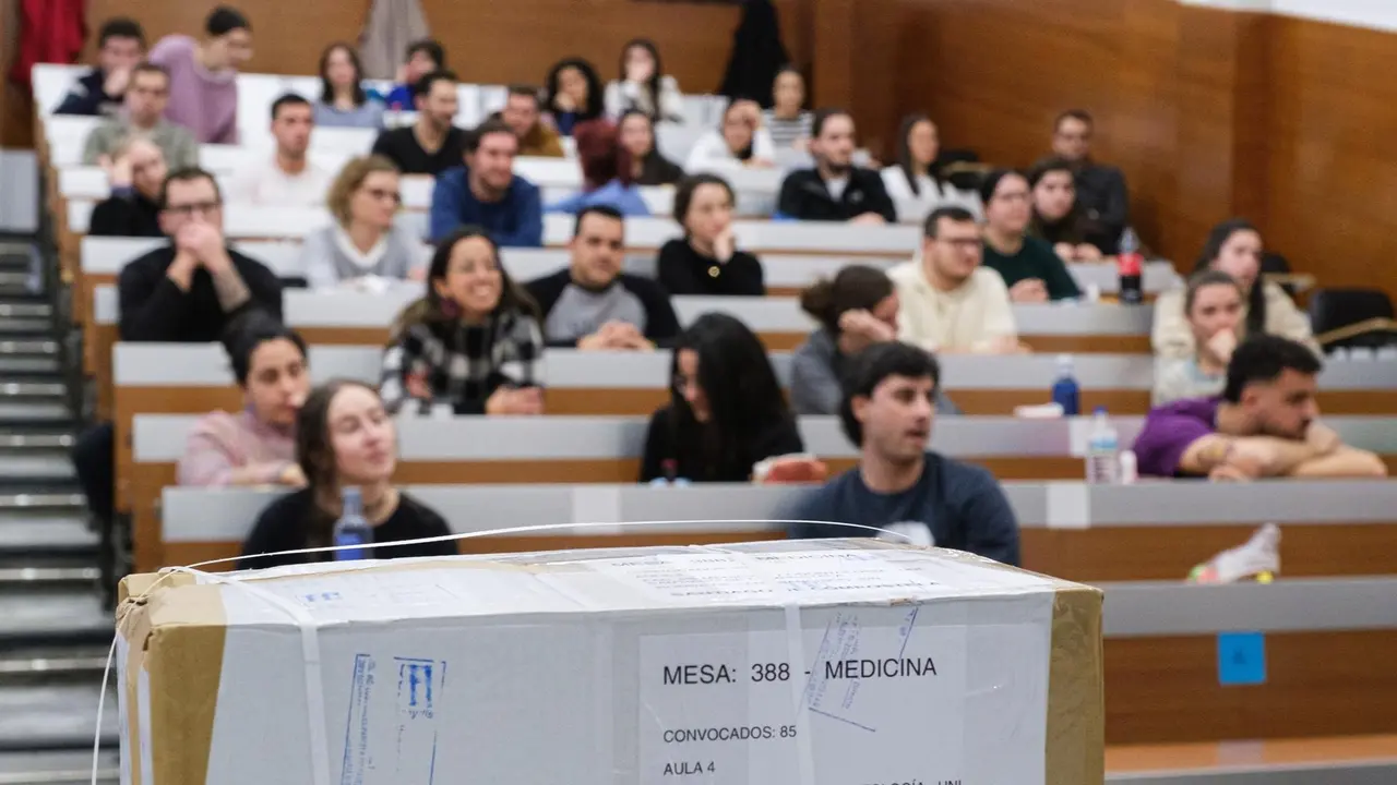 Un grupo de personas esperan a realizar las pruebas de Formaci&oacute;n Sanitaria Especializada