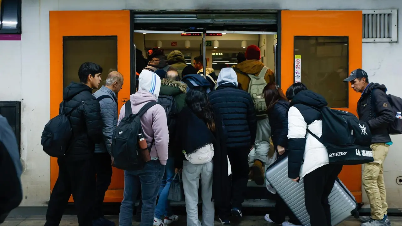 Los viajeros cogen un tren en la Estaci&oacute;n de Sants, a 26 de enero de 2026, en Barcelona (foto: EP)