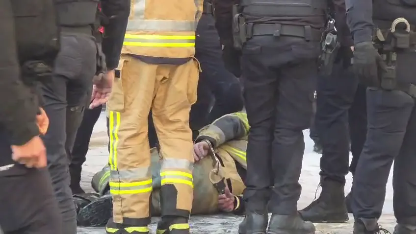 Un bombero se quema a lo bonzo en la Plaza del Cardenal Belluga de Murcia (foto: La 7)