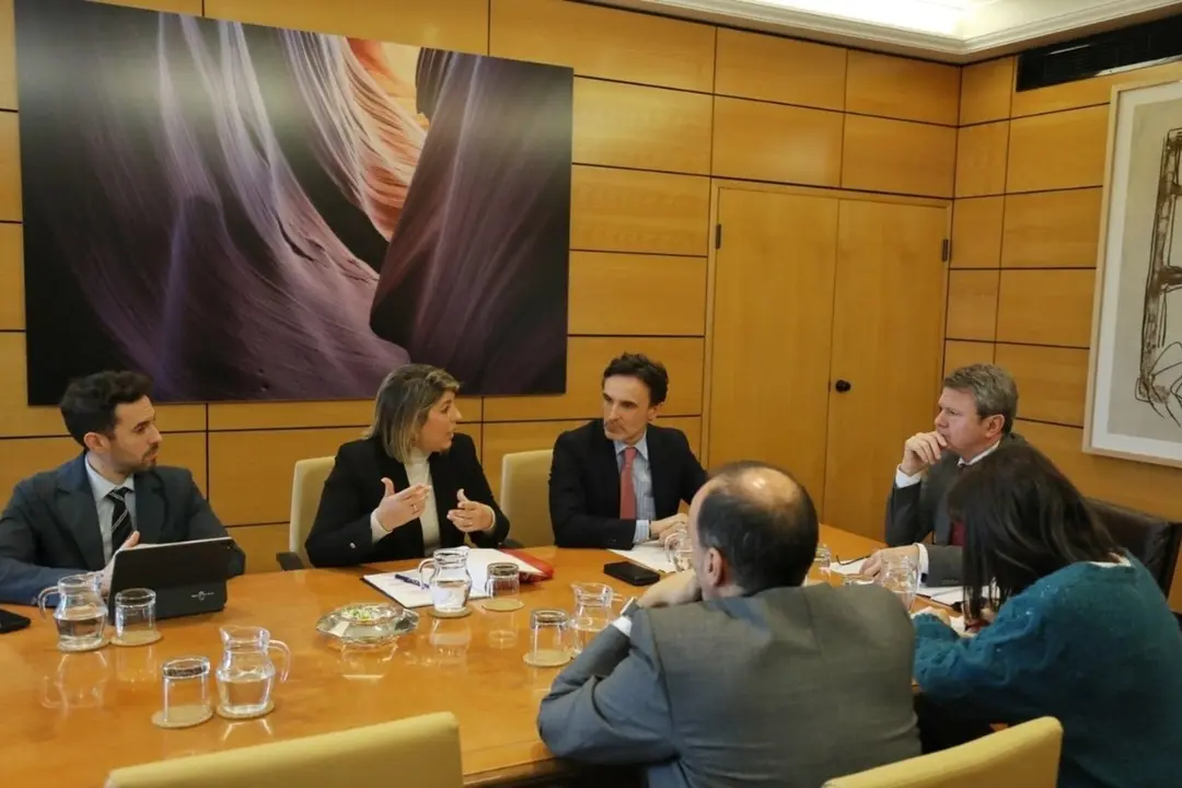 La alcaldesa de Cartagena, Noelia Arroyo, reunida con el consejero de Fomento e Infraestructuras, Jorge Garc&iacute;a Montoro, y el secretario de Estado de Transportes, Jos&eacute; Antonio Santano (foto: Ayuntamiento de Cartagena)