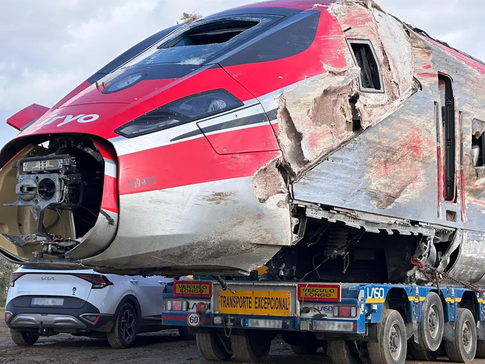 Uno de los vagones del Iryo accidentado en Adamuz es transportado por una gr&uacute;a, a 23 de enero de 2026, en Audaz, C&oacute;rdoba
- Europa Press