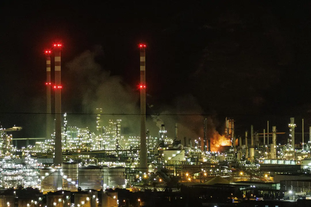 Vista del incendio en las instalaciones de Repsol del Pol&iacute;gono Industrial de Escombreras, a 26 de enero de 2026, en Escombreras, Cartagena, Murcia (Espa&ntilde;a). La Direcci&oacute;n General de Seguridad Ciudadana y Emergencias de la Regi&oacute;n de Murcia ha activado este
- Mart&iacute;n C. - Europa Press
