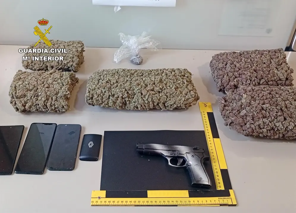 Droga y una pistola de juguete figuran entre los efectos intervenidos
- GUARDIA CIVIL