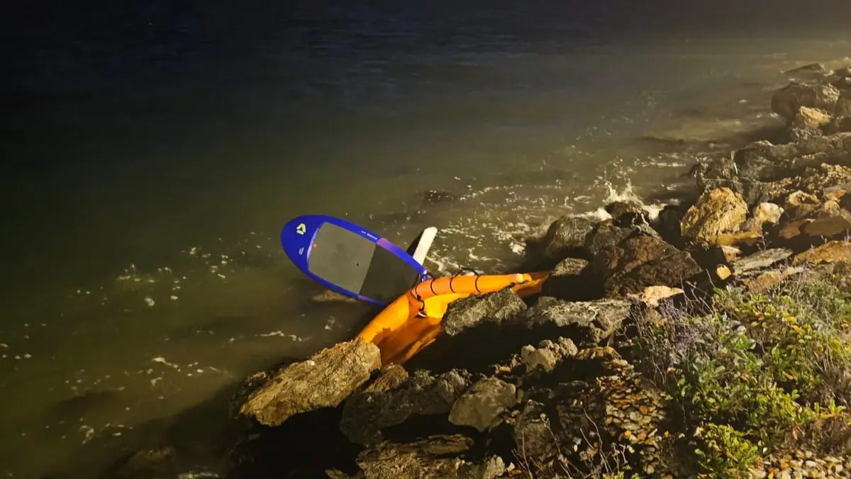 Tabla de wingfloid hallada en Playa Chica, en La Manga del Mar Menor (foto: La 7)