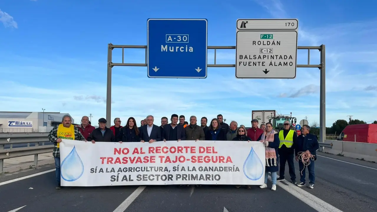 Las protestas de los agricultores dejan cortes de tr&aacute;fico en varias autov&iacute;as de la Regi&oacute;n