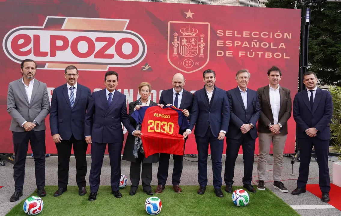 Directivos de la RFEF y de El Pozo Alimentaci&oacute;n, durante la presentaci&oacute;n del acuerdo entre ambas organizaciones
- CARM