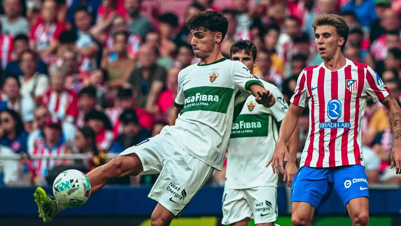 Rodri Mendoza, jugando un partido con el Elche contra el Atl&eacute;tico de Madrid (foto: Agencias)