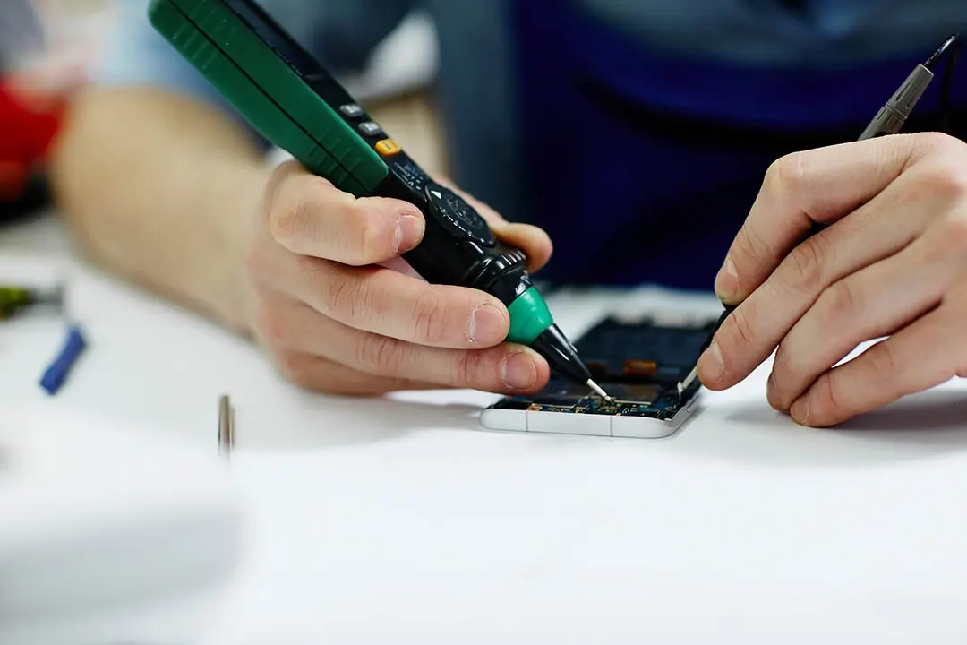 Reparaci&oacute;n de m&oacute;viles en Madrid: C&oacute;mo resucitar tu smartphone sin morir en el intento