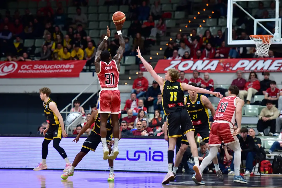 El jugador del UCAM Dylan Ennis lanza a canasta en el partido ante el Trefl Sopot (92-66)