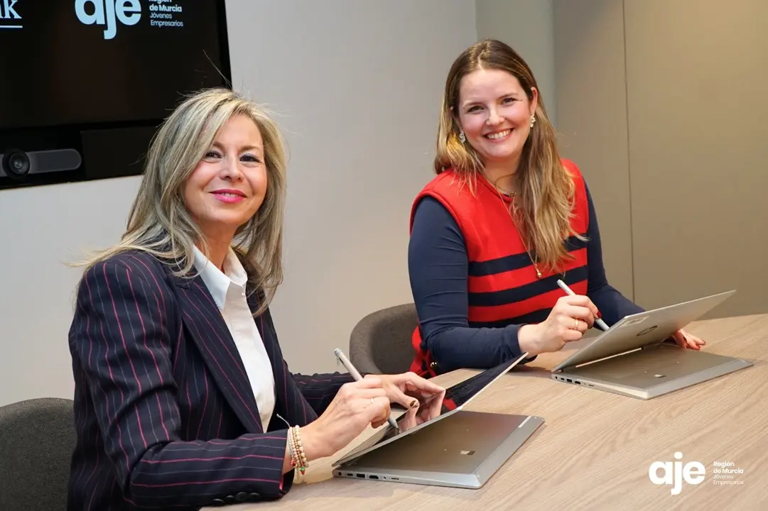Olga Garc&iacute;a Saz (izq.) y Almudena Abell&aacute;n