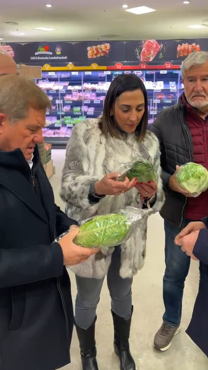 Imagen de la consejera Sara Rubira visitando un supermercado en Berl&iacute;n junto a representantes de organizaciones del sector agroalimentario regional.