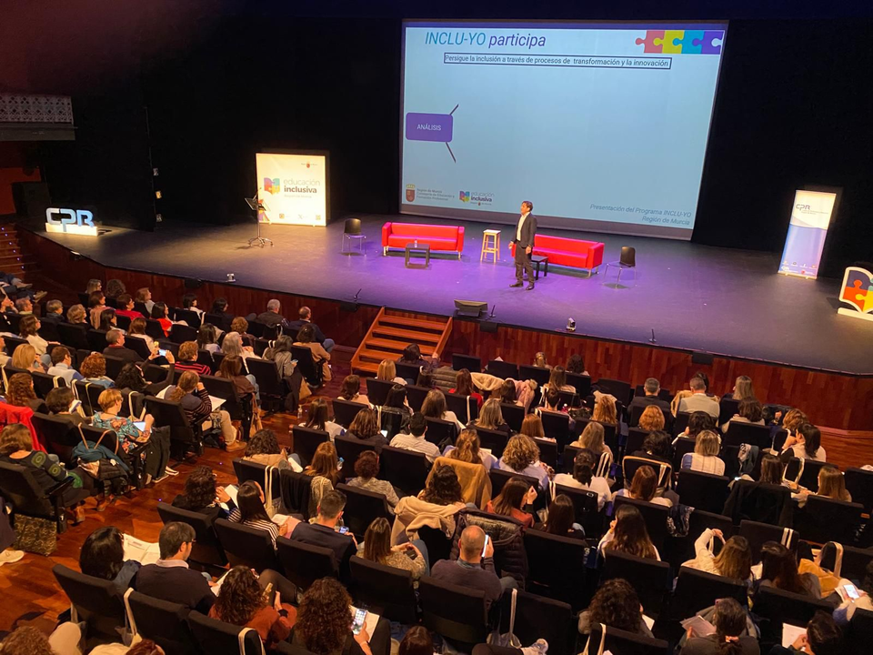 1.700 profesionales de la ense&ntilde;anza se dar&aacute;n cita el lunes y el martes, 9 y 10 de febrero, en el II Congreso de educaci&oacute;n inclusiva &lsquo;Inclu-YO&rsquo; que contar&aacute; con ponentes de reconocido prestigio como Coral Elizondo, Mar Romera y Catherine L&rsquo;Ecuyer.

Durante el congreso se tratar&aacute; sobre orientaci&oacute;n educativa, liderazgo pedag&oacute;gico, metodolog&iacute;as activas, como el aprendizaje basado en proyectos, el aprendizaje cooperativo, el Dise&ntilde;o Universal para el Aprendizaje y la respuesta educativa multinivel. 

Adem&aacute;s, los centros CEIP Fil&oacute;sofo S&eacute;neca (Madrid), Escola Cam&iacute; del Cros (Matar&oacute;-Barcelona), CEIP San Isidro (Tomelloso-Ciudad Real), CEIP Nuestra Se&ntilde;ora del Carmen (Isla Cristina-Huelva) y el CEIP Nuestra Se&ntilde;ora del Amparo (Dos Hermanas-Sevilla) expondr&aacute;n sus experiencias.

Adem&aacute;s de Coral Elizondo, Mar Romera y Catherine L&rsquo;Ecuyer, entre los ponentes se encuentran Esther Roca, Sergi Luque, Juli&aacute;n Palaz&oacute;n, Pedro Mond&eacute;jar, Javier J. Maquil&oacute;n, Xuxo Ruiz, Juan Jos&eacute; Vergara, Paula M&iacute;nguez, Antonio M&aacute;rquez y Javier Vicente Hormigos.

El consejero de Educaci&oacute;n y Formaci&oacute;n Profesional, V&iacute;ctor Mar&iacute;n, destac&oacute; &ldquo;el r&eacute;cord de participaci&oacute;n de este congreso, que se ha convertido en una cita imprescindible para la educaci&oacute;n inclusiva, y es un espacio de encuentro y reflexi&oacute;n que impulsa en los centros educativos procesos de transformaci&oacute;n e innovaci&oacute;n, lo que favorece entornos inclusivos, una ense&ntilde;anza personalizada y el ejercicio efectivo del derecho a la educaci&oacute;n de todo el alumnado&rdquo;. 

El congreso est&aacute; organizado por la Consejer&iacute;a de Educaci&oacute;n y Formaci&oacute;n Profesional, a trav&eacute;s del Centro de Profesores y Recursos.

Este evento forma parte del programa &lsquo;Inclu-YO&rsquo;, puesto en marcha el pasado curso por la Consejer&iacute;a, en el que participan 280 centros educativos de Infantil y Primaria, y que consiste en generar un proceso de transformaci&oacute;n e innovaci&oacute;n educativa en los centros que permita promover la inclusi&oacute;n y eliminar las barreras que impiden el acceso, la participaci&oacute;n y el aprendizaje del alumnado que presenta necesidades educativas. &lsquo;Inclu-YO&rsquo; pretende mejorar los resultados de &eacute;xito educativo dando respuesta a la diversidad del alumnado. La inversi&oacute;n en este proyecto es de seis millones de euros, 1,5 millones anuales hasta 2027.

El programa, que se inici&oacute; como experiencia piloto el pasado a&ntilde;o en 200 centros, se ha implantado este curso en 80 centros m&aacute;s y progresivamente se incorporar&aacute; al resto de centros educativos no universitarios. Los participantes firman un contrato-programa con la Consejer&iacute;a para comprometerse a impulsar los procesos de transformaci&oacute;n y de innovaci&oacute;n educativa que persigue el programa.

La Regi&oacute;n es referente nacional en pol&iacute;ticas en materia de atenci&oacute;n a la diversidad y, seg&uacute;n datos del Ministerio de Educaci&oacute;n, es la tercera comunidad de Espa&ntilde;a que m&aacute;s apoyo presta a alumnos con necesidades educativas especiales y dificultades espec&iacute;ficas de aprendizaje.