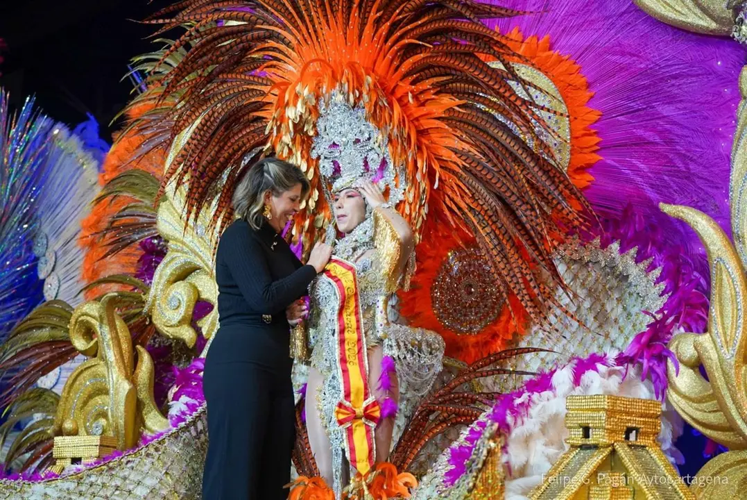 El Carnaval de Cartagena ya tiene a sus Reinas de 2026 Aitana, de la comparsa 'Ilusi&oacute;n de Galifa', y la ni&ntilde;a Paloma, de 'Salgueiro Kids', fueron coronadas anoche en una multitudinaria gala celebrada en el Pabell&oacute;n Central Wssell de Guimbarda