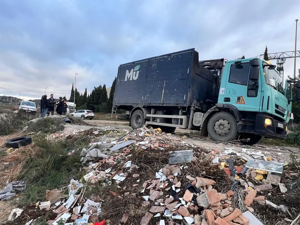 Un cami&oacute;n junto a uno de los vertederos ilegales en Ba&ntilde;os y Mendigo
- AYUNTAMIENTO DE MURCIA
