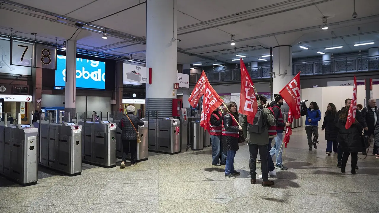 Piquete informativo de CCOO durante la primera jornada de la huelga ferroviaria, en la estaci&oacute;n de tren Madrid-Puerta de Atocha-Almudena Grandes, a 9 de febrero de 2026 (foto: EP)
