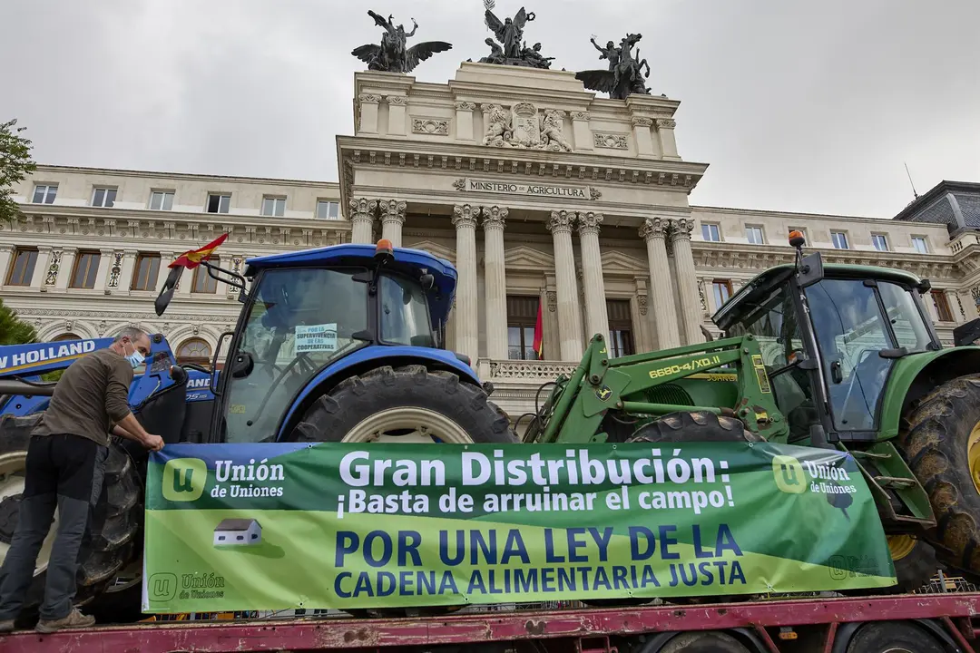 Archivo - Dos tractores sobre el remolque de un cami&oacute;n, durante una concentraci&oacute;n para que las ayudas a la Pol&iacute;tica Agr&iacute;cola Com&uacute;n (PAC)
- Jes&uacute;s Hell&iacute;n - Europa Press - Archivo