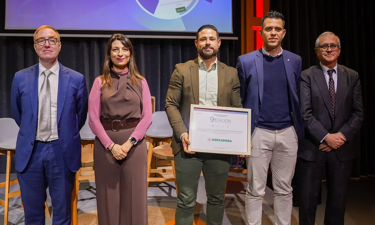 Rub&eacute;n Calzado y Rafa Garc&iacute;a, responsables del proyecto, recogiendo el galard&oacute;n