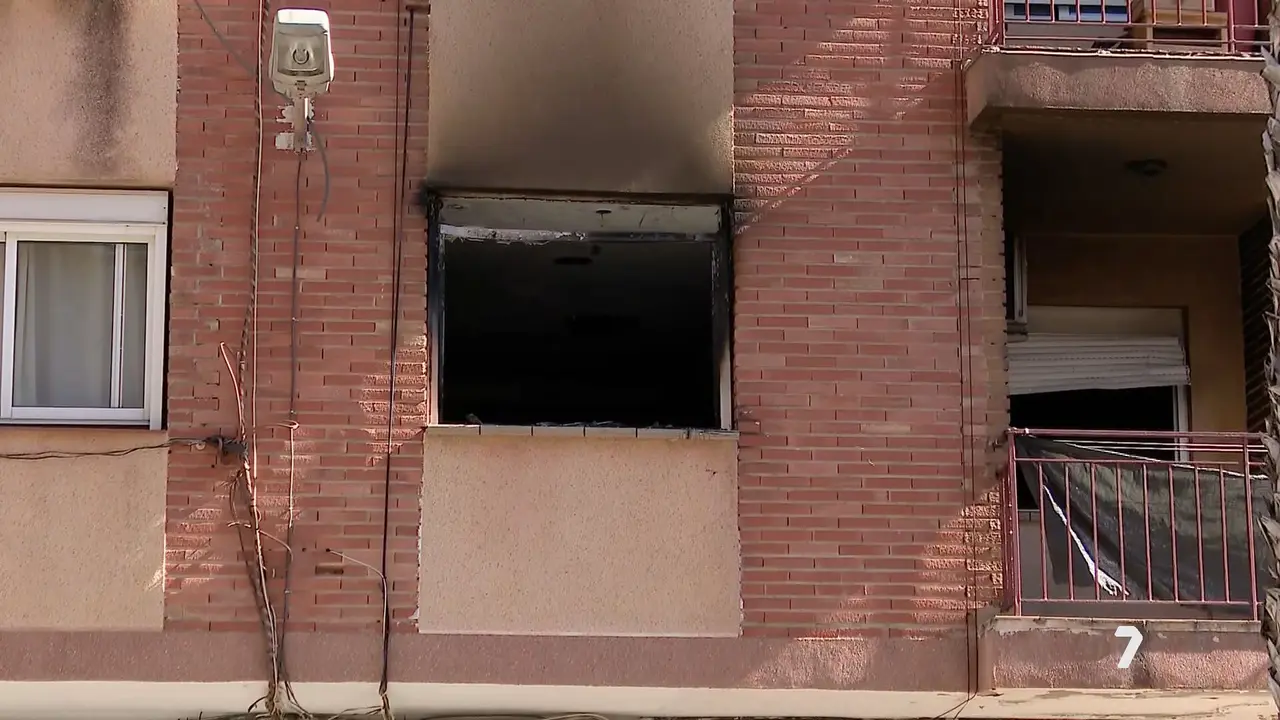Vivienda de Alguazas tras la extinci&oacute;n de un incendio en su interior (foto: La 7)