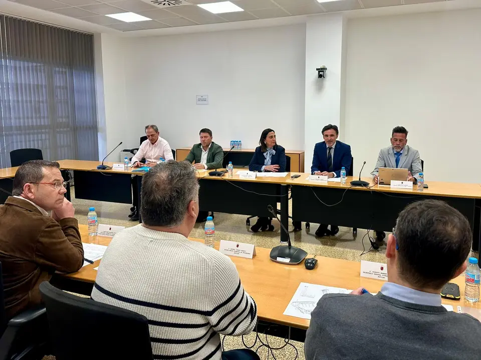 La consejera Sara Rubira y el consejero Jorge Garc&iacute;a Montoro, durante la reuni&oacute;n mantenida con representantes de las Cofrad&iacute;as de Pescadores de la Regi&oacute;n de Murcia.