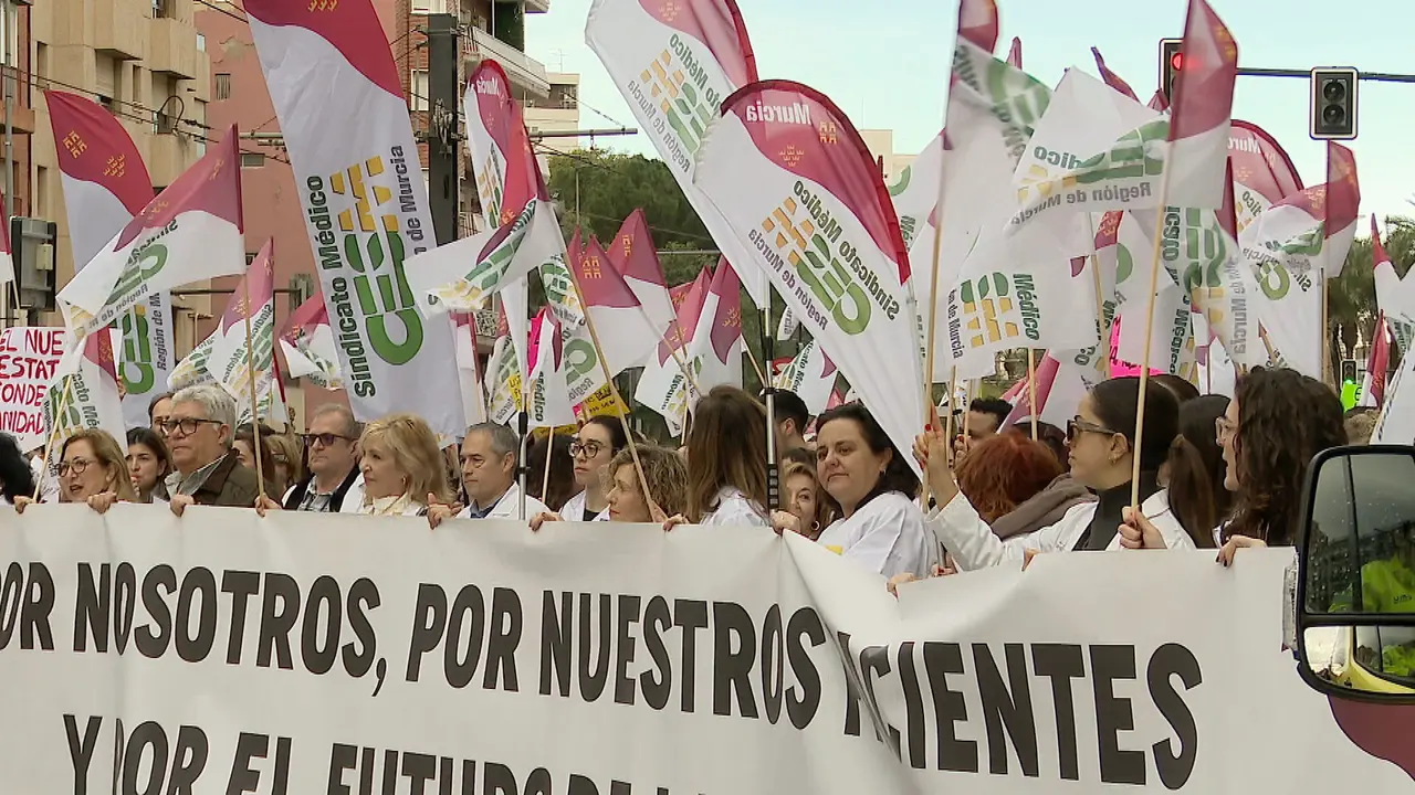 Sindicato M&eacute;dico de Murcia exige mejoras laborales y el cumplimiento de acuerdos en la Consejer&iacute;a de Sanidad (foto: La 7)