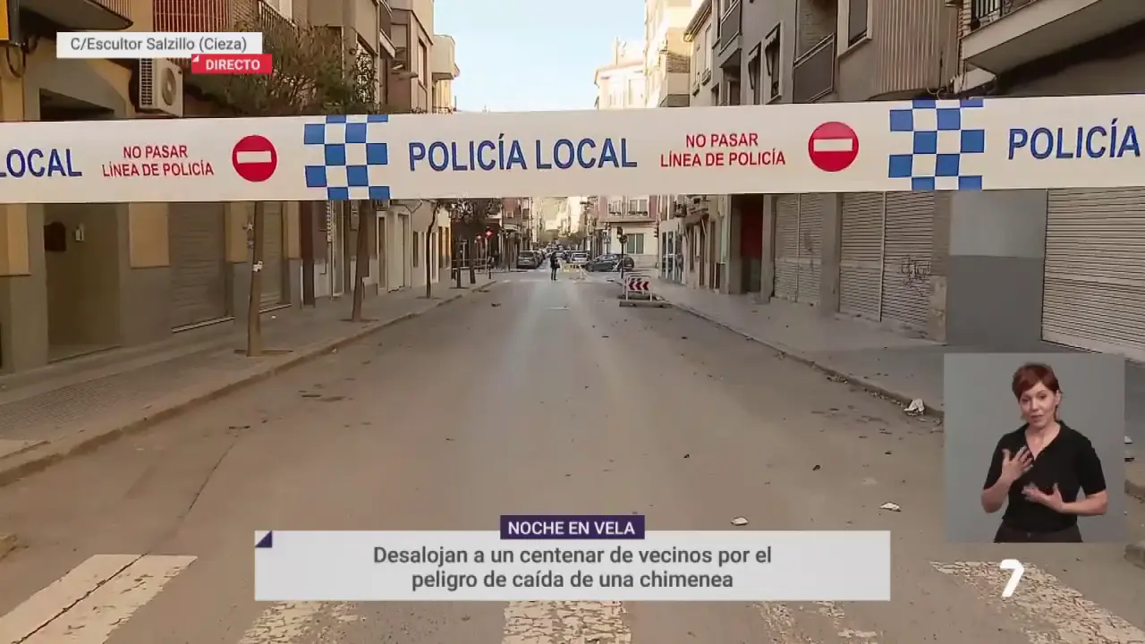Un centenar de vecinos han tenido que ser desalojados ante la posible ca&iacute;da de una chimenea en Cieza (foto: La 7)