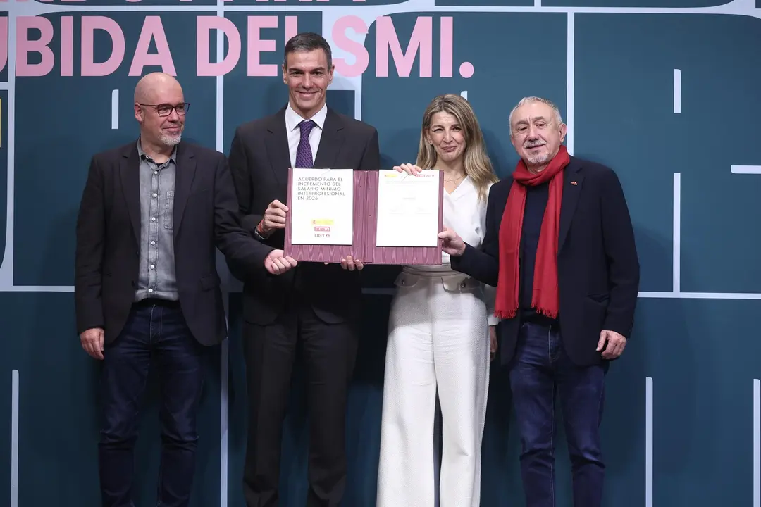 (I-D) El secretario general de CCOO, Unai Sordo; el presidente del Gobierno, Pedro S&aacute;nchez; la vicepresidenta segunda y ministra de Trabajo, Yolanda D&iacute;az, y el secretario general de UGT, Pepe &Aacute;lvarez, en la firma del acuerdo del SMI de 2026 (foto: EP)