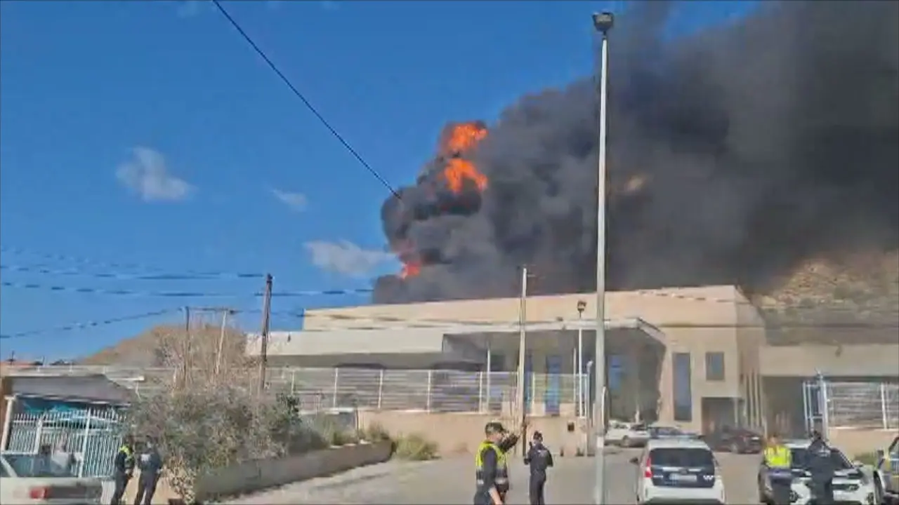 Incendio de una empresa de transportes situada entre Murcia y Santomera (foto: La 7)