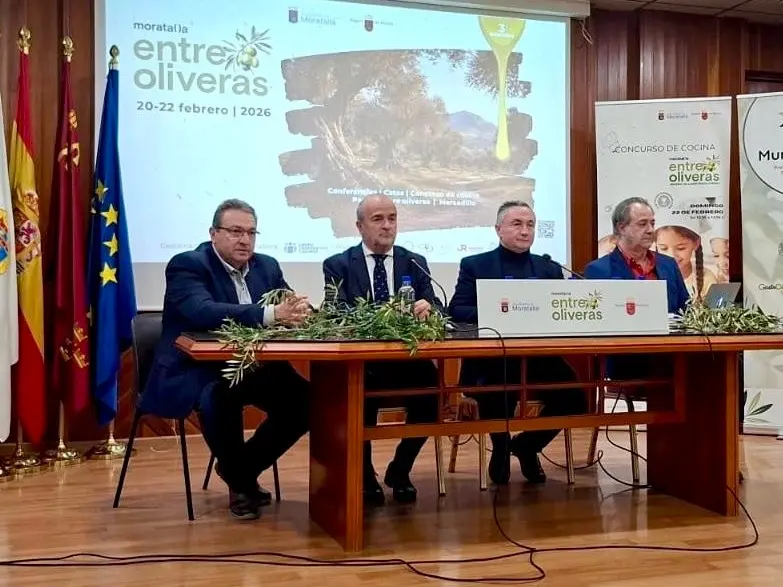 Imagen del secretario general de la Consejer&iacute;a de Agua, Agricultura, Ganader&iacute;a y Pesca, Francisco Gonz&aacute;lez Zapater, junto al alcalde de Moratalla, Juan Pascual Soria, durante la inauguraci&oacute;n de 'Moratalla Entre Oliveras'.