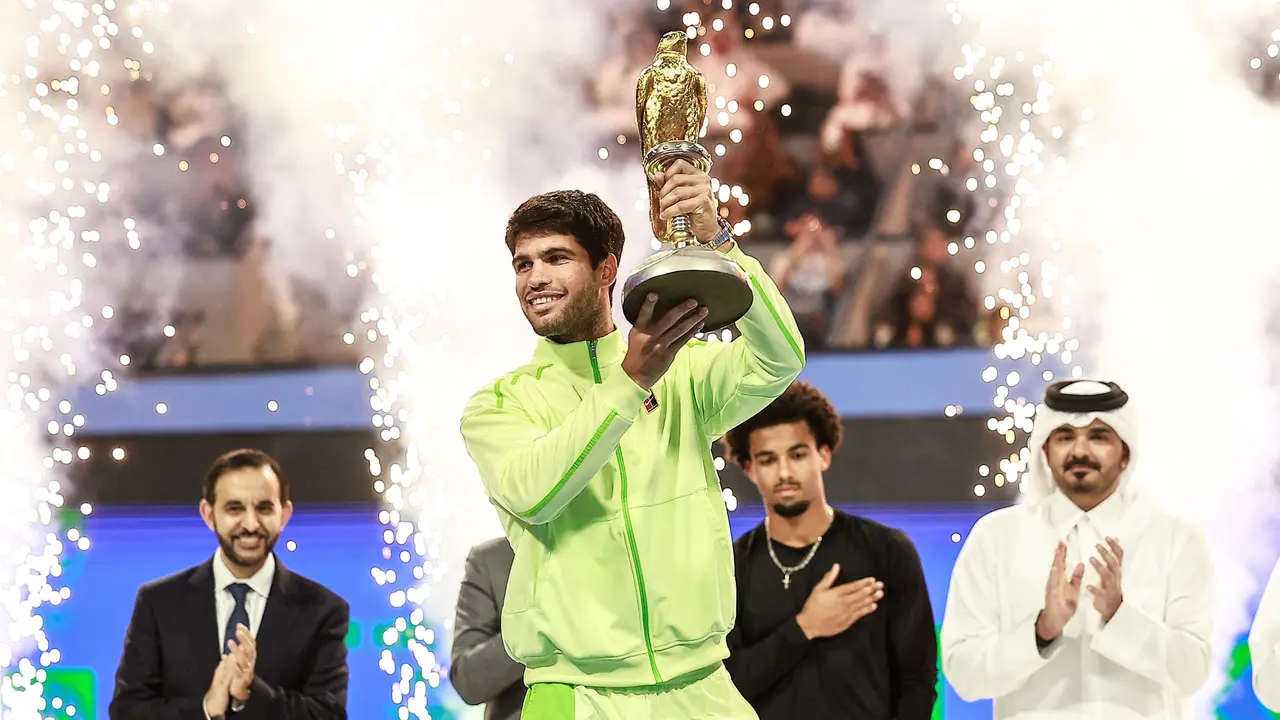 Carlos Alcaraz levanta el trofeo del ATP 500 de Doha (Catar) | Foto: ATP