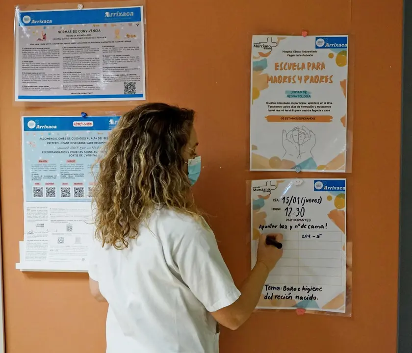 La Unidad de Neonatos del Hospital Infantil de la Arrixaca ha puesto en marcha una escuela de madres, padres y personas cuidadoras para acompa&ntilde;ar a las familias tras el alta de sus beb&eacute;s
- CARM
