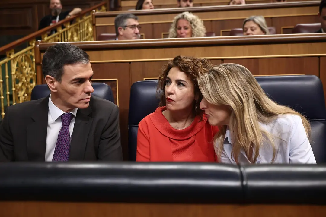 (I-D) El presidente del Gobierno, Pedro S&aacute;nchez; la vicepresidenta primera y ministra de Hacienda, Mar&iacute;a Jes&uacute;s Montero, y la vicepresidenta segunda y ministra de Trabajo y Econom&iacute;a Social, Yolanda D&iacute;az, durante una sesi&oacute;n de control al Gobierno, en el Con
- Eduardo Parra - Europa Press