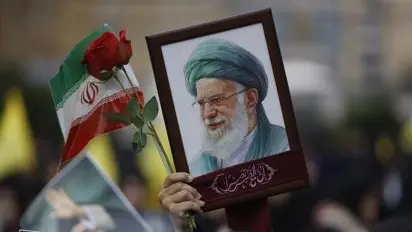 Miles de personas marchan en el sur de Beirut tras un llamamiento de Hezbol&aacute;, expresando dolor tras el asesinato del l&iacute;der supremo de Ir&aacute;n, Al&iacute; Jamenei (foto: EP)