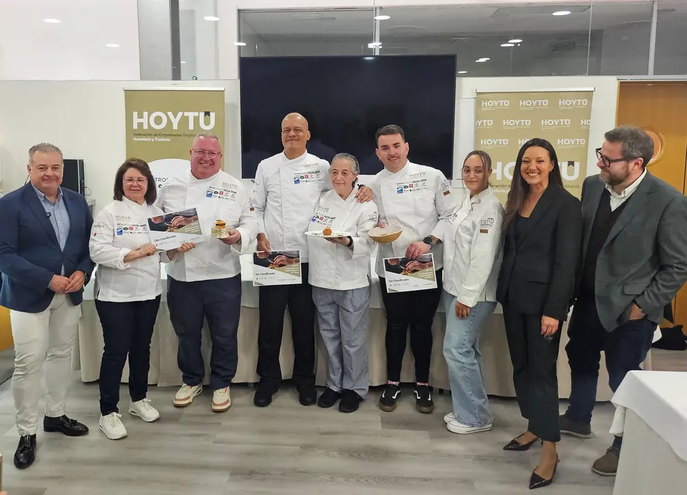 La consejera de Turismo, Cultura, Juventud y Deportes, Carmen Conesa, junto a los tres primeros clasificados en la final del Concurso Regional de la Tapa que organiza HoyT&uacute;
- CARM