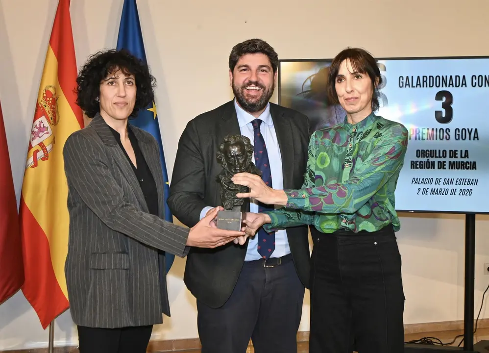 L&oacute;pez Miras recibe al equipo de la pel&iacute;cula 'Sorda' tras sus tres Goya: "Sois orgullo de Regi&oacute;n"
