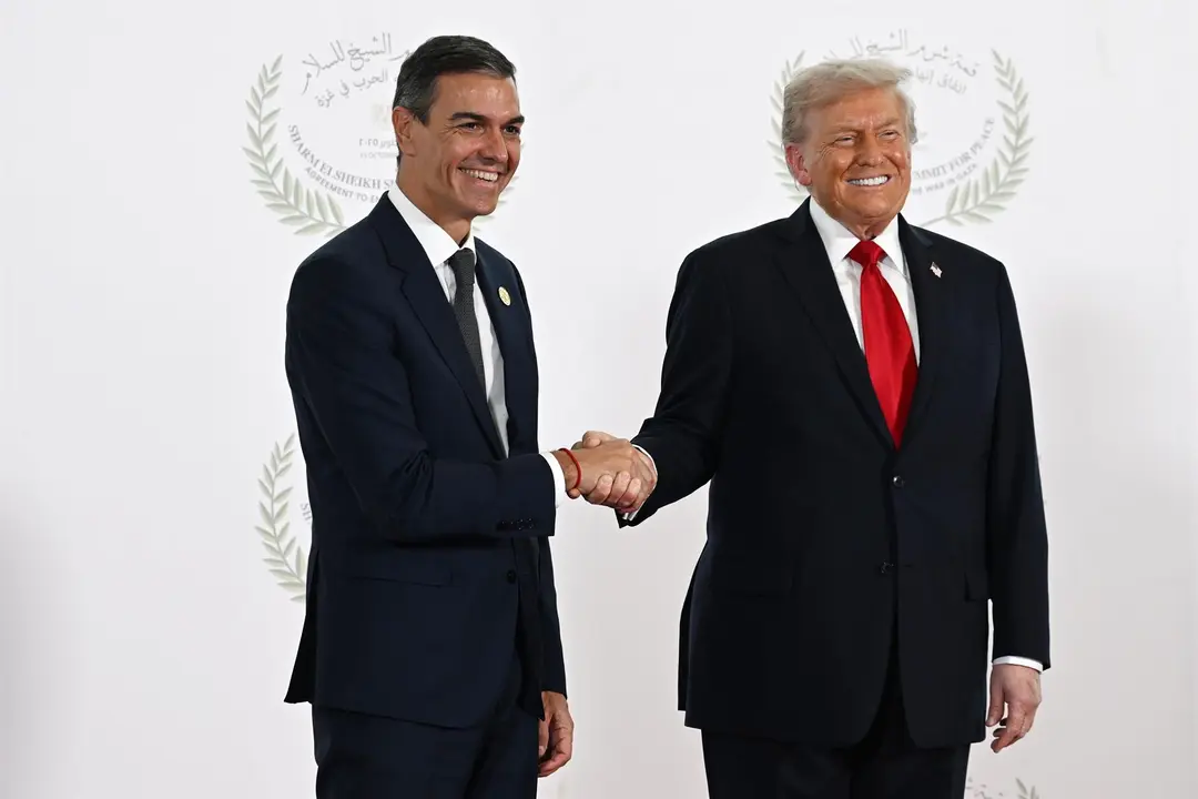 Archivo - El presidente del Gobierno, Pedro S&aacute;nchez (i) saluda al presidente de Estados Unidos, Donald Trump (d), antes de la ceremonia de firma del plan de paz para Oriente Pr&oacute;ximo, a 13 de octubre de 2025, en Egipto.
- Pool Moncloa/Borja Puig de la Bellacasa - Archivo