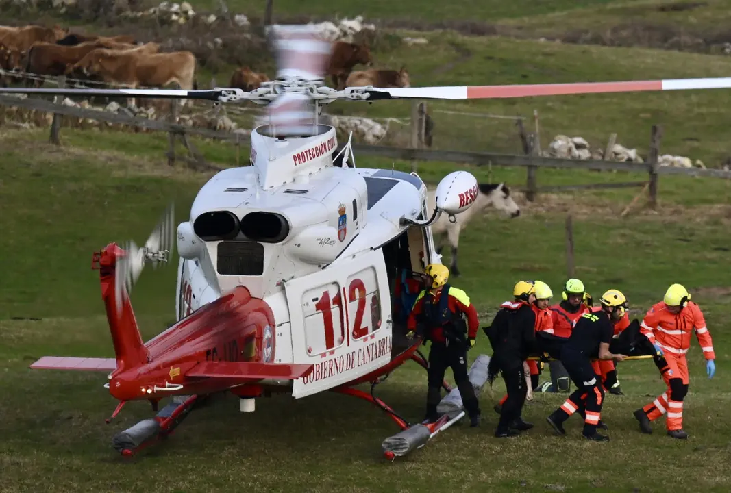Equipos de rescate trabajan en el lugar de los hechos, a 3 de marzo de 2026, en Santander
- Nacho Cubero - Europa Press