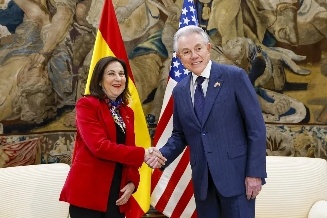 La ministra de Defensa, Margarita Robles, mantuvo el mi&eacute;rcoles 4 de marzo una reuni&oacute;n con el embajador de los Estados Unidos de Am&eacute;rica, Benjam&iacute;n Le&oacute;n Jr., en la sede del Ministerio (foto: EP)
