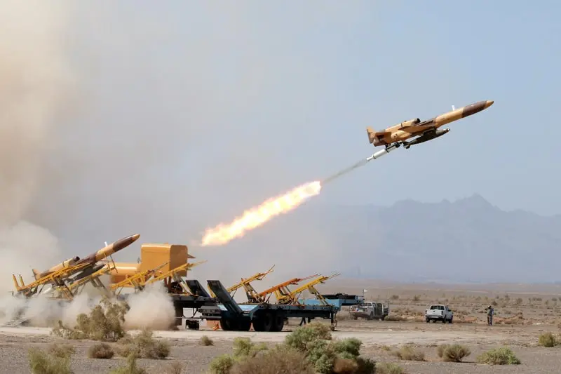 Imagen de archivo del lanzamiento de un dron iran&iacute; durante unas maniobras militares del Ej&eacute;rcito (foto: EP)