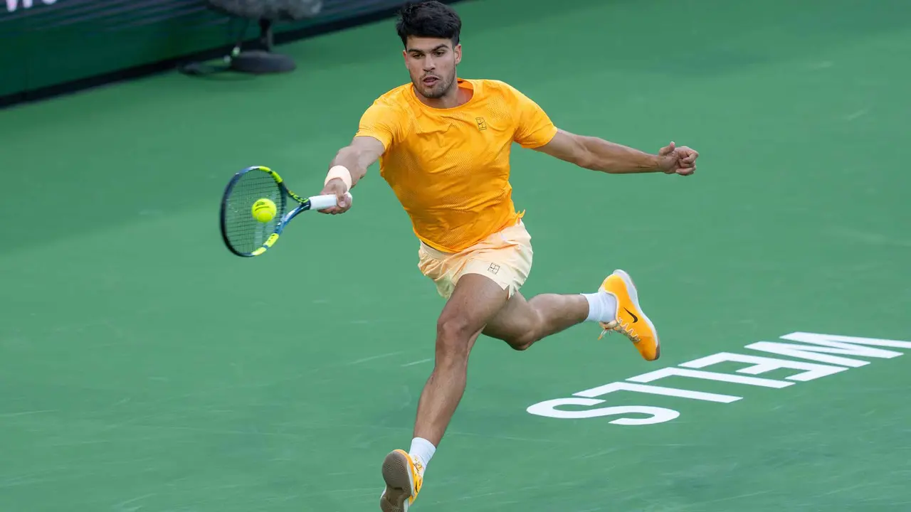 Alcaraz, en su estreno en  Indian Wells frente a Grigor Dimitrov