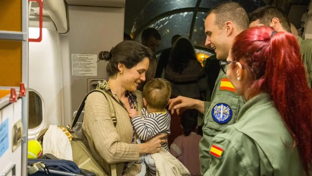 Una mujer y su beb&eacute; a la llegada a Madrid de los pasajeros evacuados desde Om&aacute;n.
