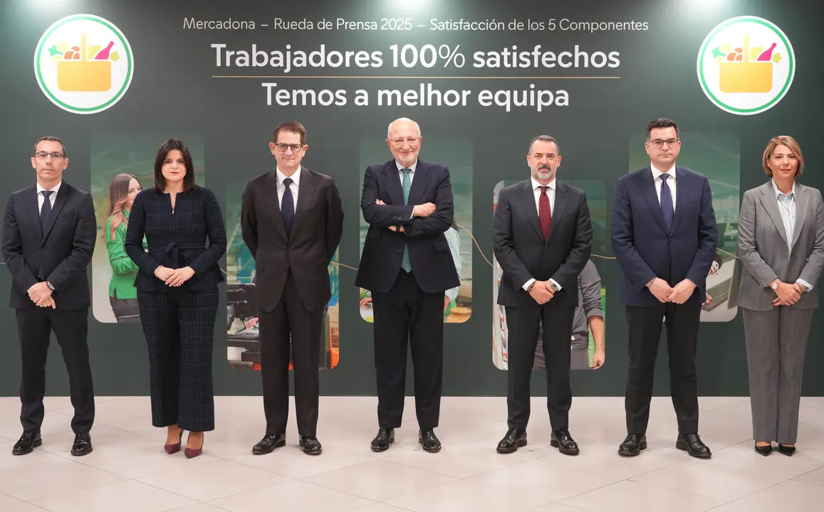 Juan Roig y los miembros del Comit&eacute; de Direcci&oacute;n de Mercadona tras la celebraci&oacute;n de la rueda de prensa en la que se han dado a conocer los hitos  conseguidos por la compa&ntilde;&iacute;a en 2025 (foto: Mercadona)