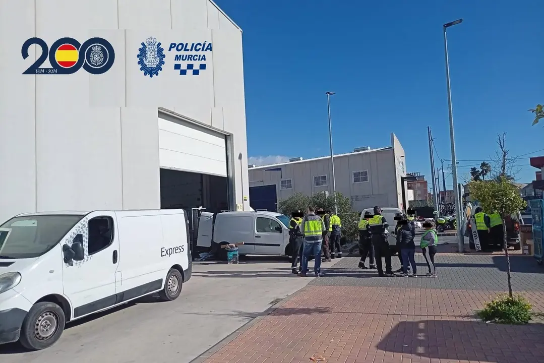 Operaci&oacute;n de la Polic&iacute;a Nacional, la Polic&iacute;a Local de Murcia y la Inspecci&oacute;n de Trabajo y Seguridad Social contra la explotaci&oacute;n laboral en una nave de paqueter&iacute;a de la pedan&iacute;a murciana de El Palmar
- POLIC&Iacute;A NACIONAL