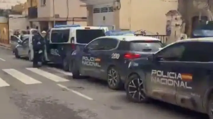 Al menos cuatro detenidos en un operativo policial contra robos violentos en viviendas en Cartagena (foto: La 7)