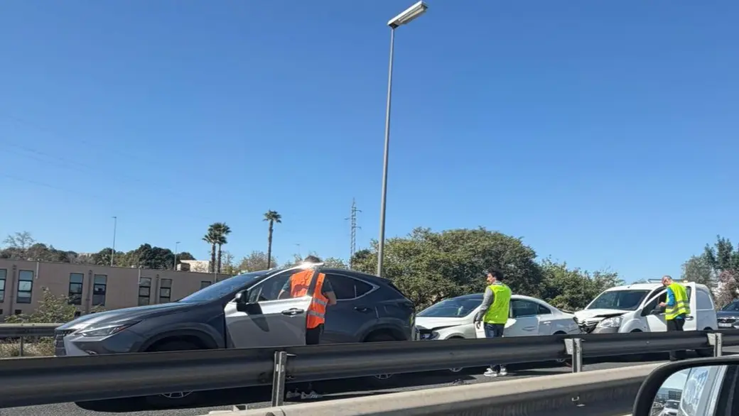 Accidente en la A-7, en sentido Andaluc&iacute;a, a la altura de la Universidad de Murcia (foto: La 7)