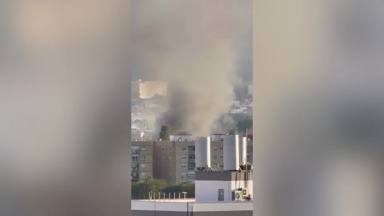 Un incendio en una f&aacute;brica abandonada de Aljucer moviliza a Bomberos y Polic&iacute;a Local (foto: @maripazprieto01 en Instagram)