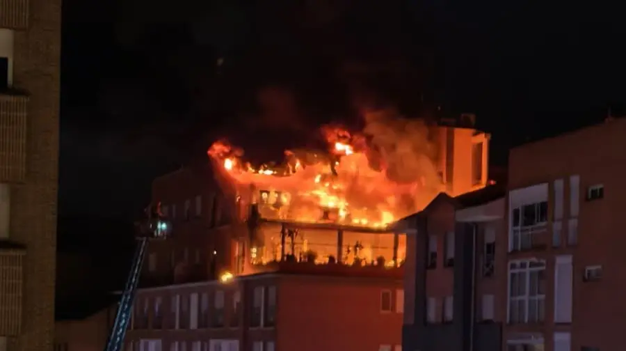 Evac&uacute;an a varios vecinos de un edificio de seis plantas en el barrio murciano de San Ant&oacute;n por un incendio en el &aacute;tico
