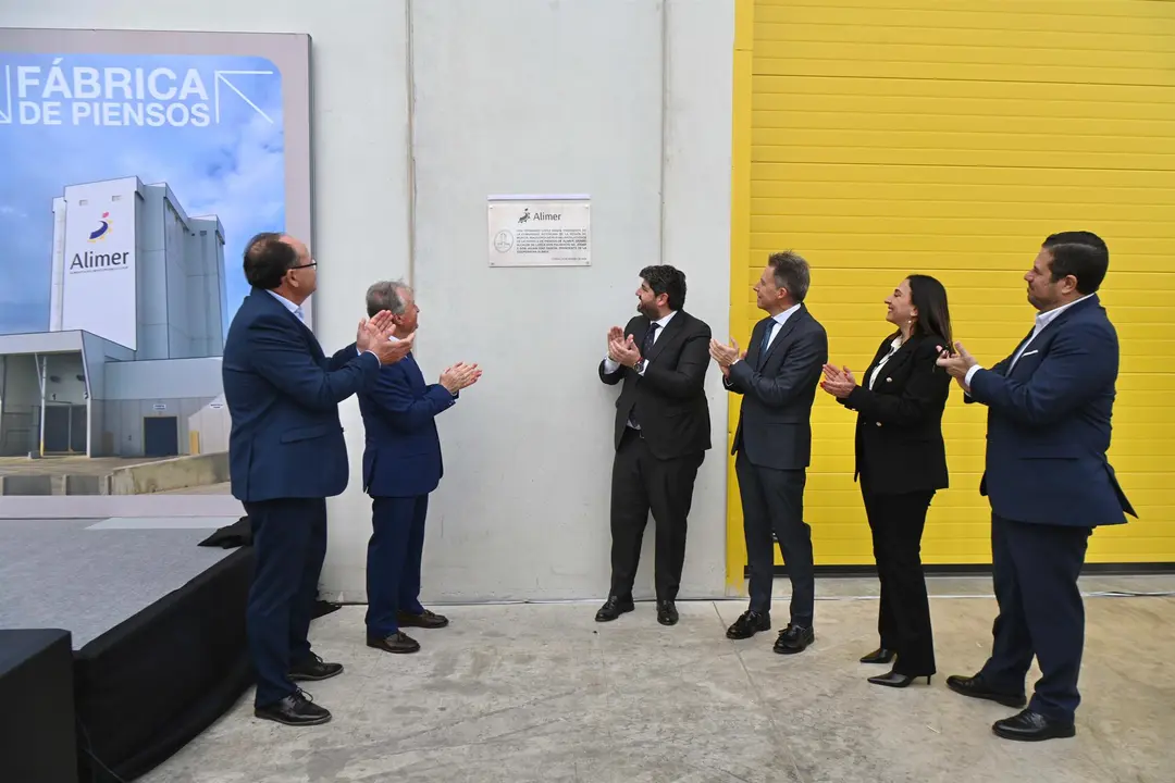 El presidente de la Comunidad, Fernando L&oacute;pez Miras, en la inauguraci&oacute;n de la nueva f&aacute;brica de piensos de la cooperativa Alimentos del Mediterr&aacute;neo (Alimer) | (foto: CARM)