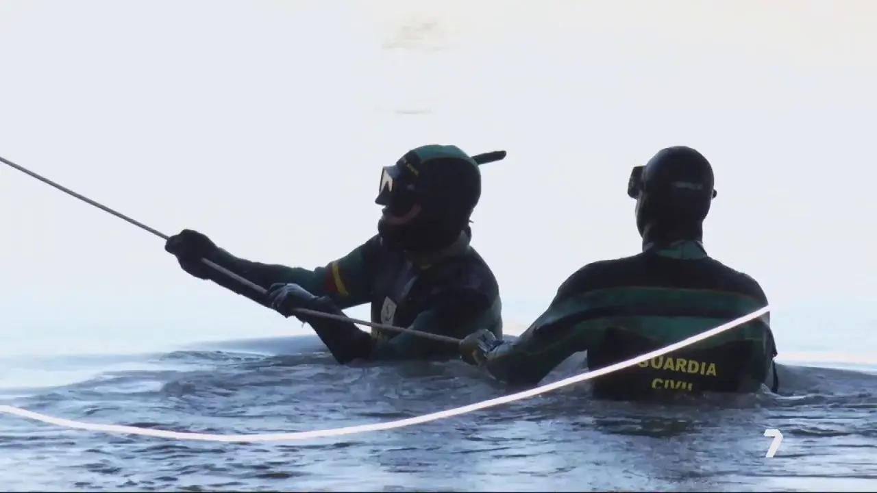 Buzos de la Guardia Civil (foto: GC)