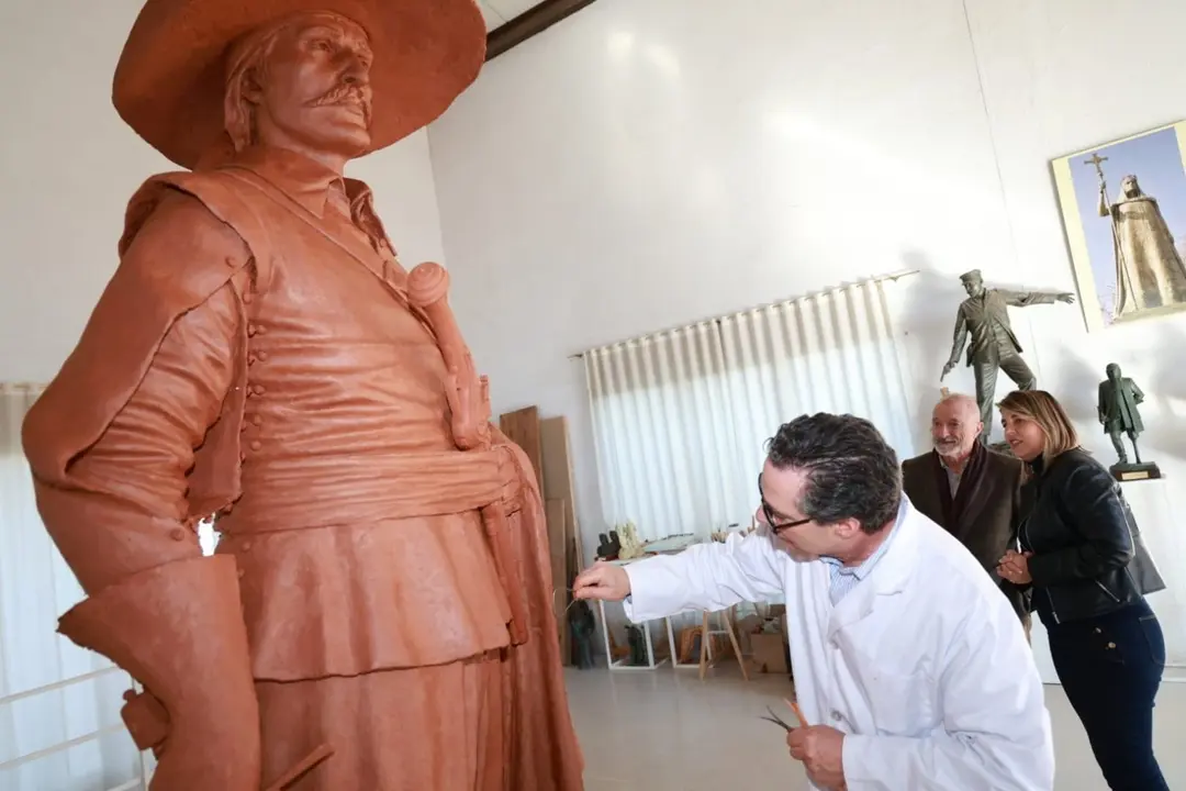La alcaldesa, Noelia Arroyo, y el escritor cartagenero Arturo P&eacute;rez-Reverte visitan en Toledo el taller del escultor Salvador Amaya