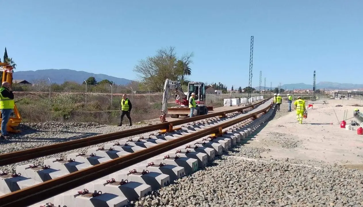 Imagen del inicio de los trabajos de montaje de v&iacute;a en el tramo de alta velocidad entre Murcia y Almer&iacute;a